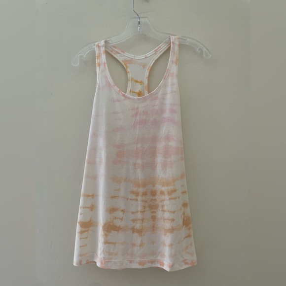 NWOT! Old Navy Women’s Active Racerback Tie-Dye Top Size Medium Activewear - Picture 4 of 8